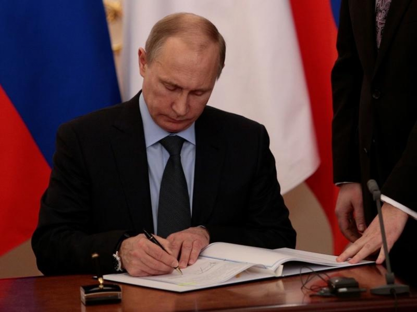 Путин внес в ГД проект о запрете второго гражданства для госслужащих